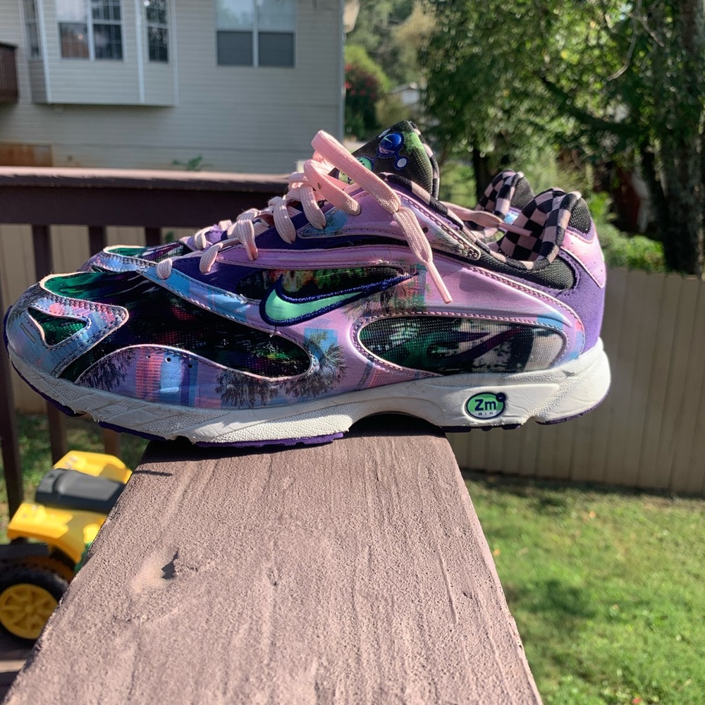 Pre-Owned: Nike Multicolor Athletic Shoes with Purple and Black Accents